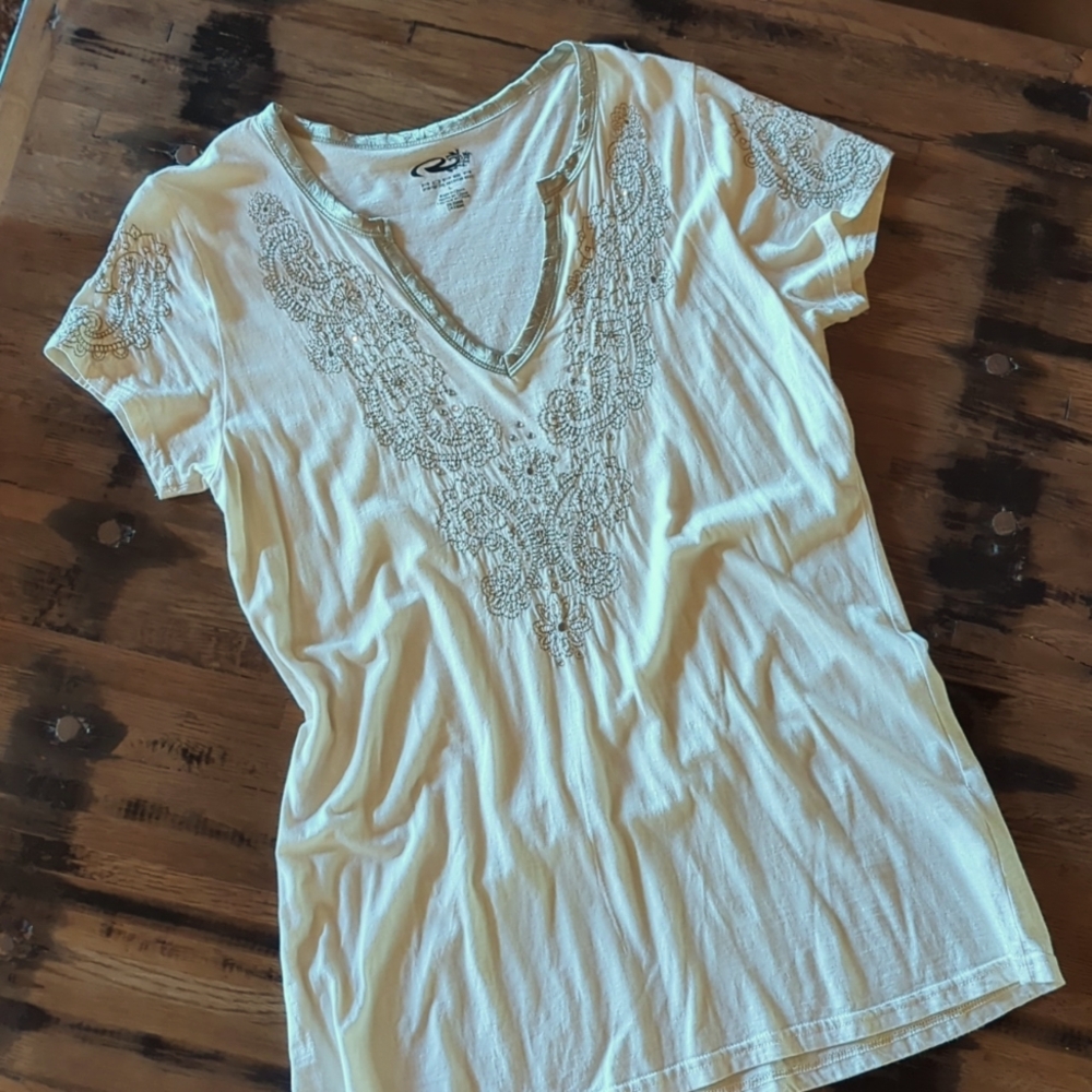 ROPER Satin Trimmed Split V-neck Tee.